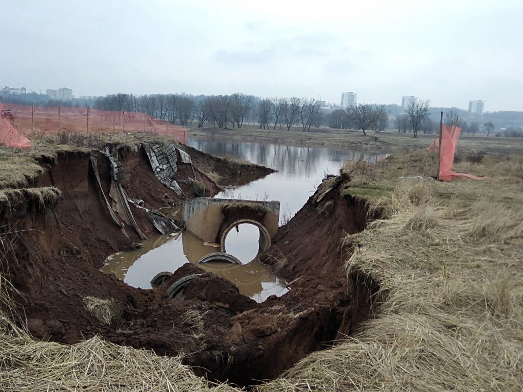 В Могилёве размыло новый коллектор? (ФОТОФАКТ)