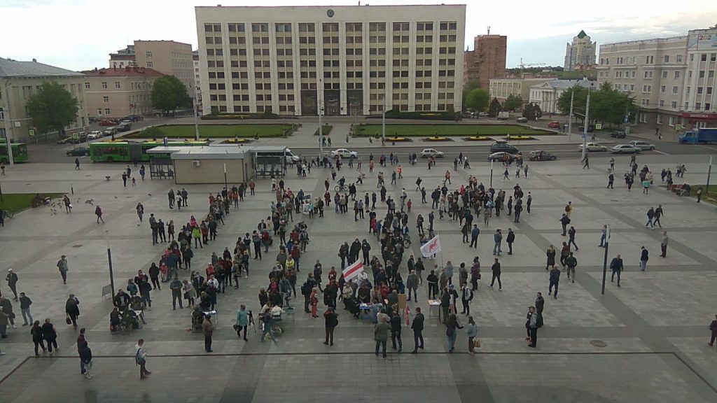 Разгул демократии в Могилеве: на пикет по сбору подписей за выдвижение Светланы Тихановской собрались сотни людей