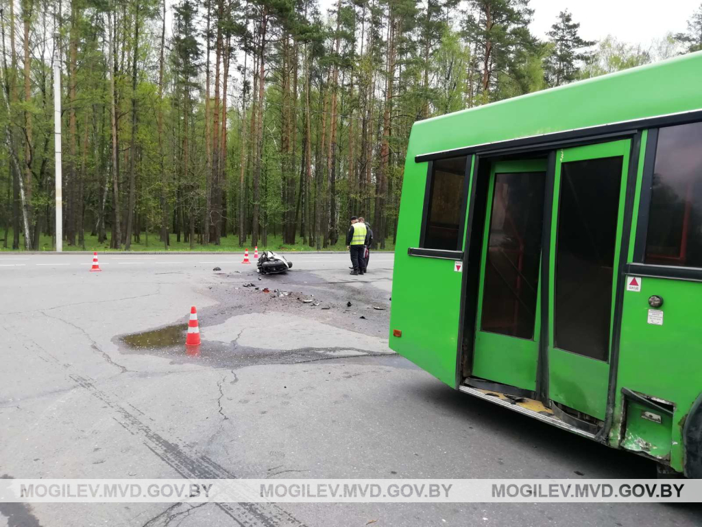 В Бобруйске после столкновения с автобусом погиб мотоциклист