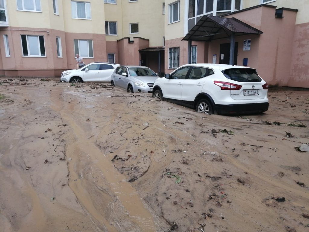 В Могилеве грязевыми потоками затопило автомобили (Фотофакт)