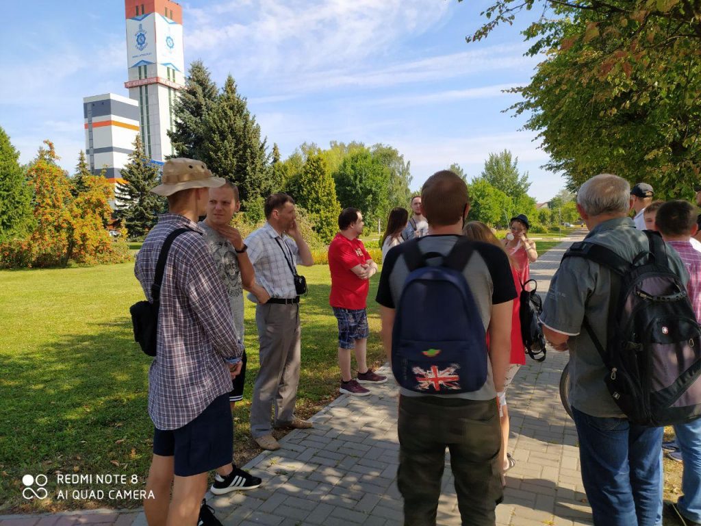 В Могилеве протестующие у Лифтмаша призывают рабочих присоединится к протесту. Пока безрезультатно…