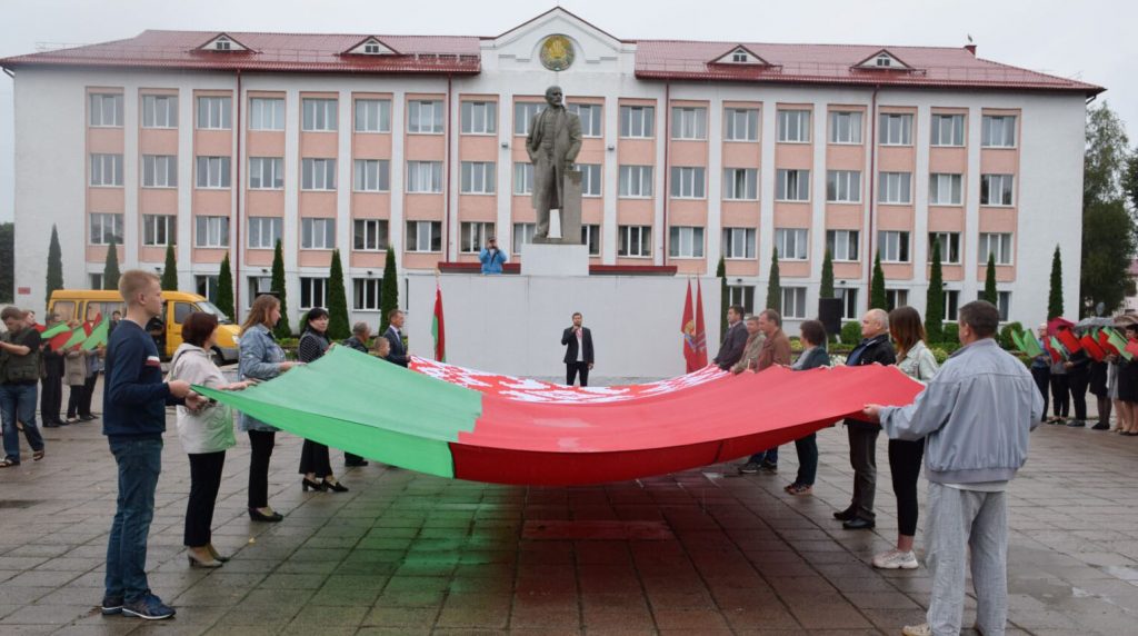 Хотимские чиновники и начальники рассказали, как хорошо им живется в Беларуси