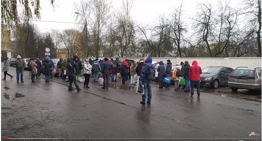 Люди из многих городов привезли передачи задержанным в Могилевский ИВС (Видео)