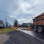 В Могилевском районе около Новоселок из «МАЗа» выпали бревна. Погиб велосипедист и ранен водитель мотоблока (Видео)