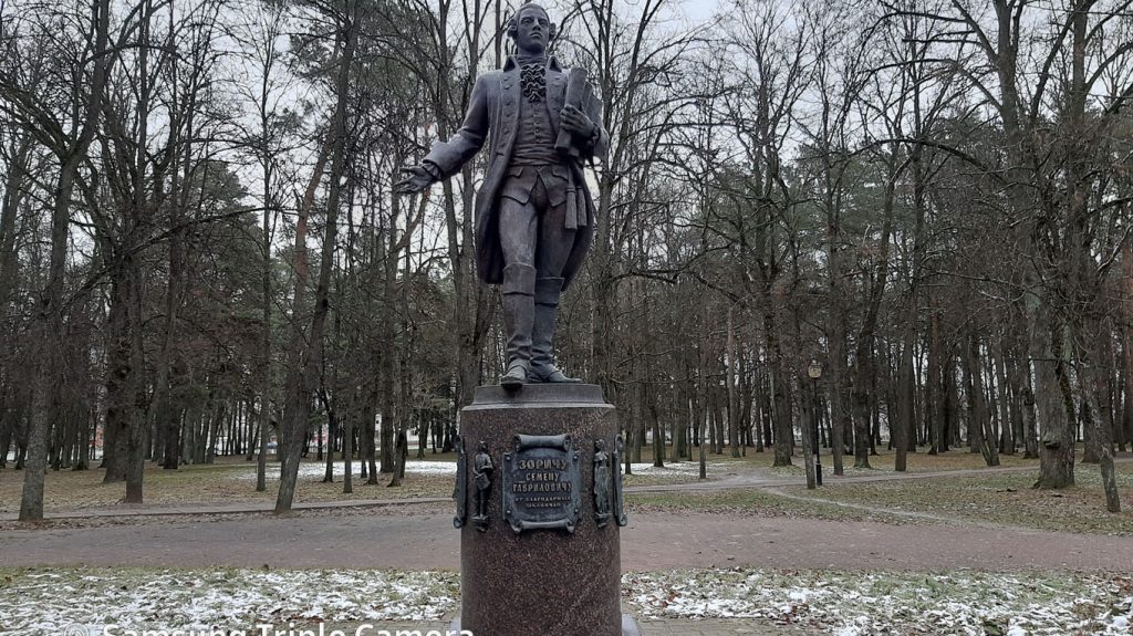 В Шклове российскому генералу отломали шпоры. Фотофакт