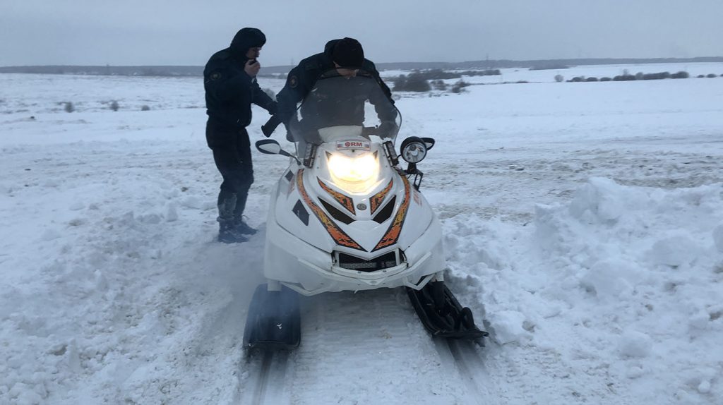 В Могилевском районе спасатели вызволяли мужчину с помощью снегохода