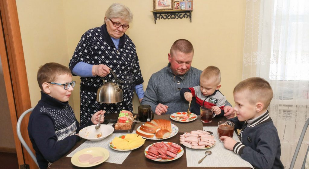 История папы из Кричева, который один воспитывает троих детей