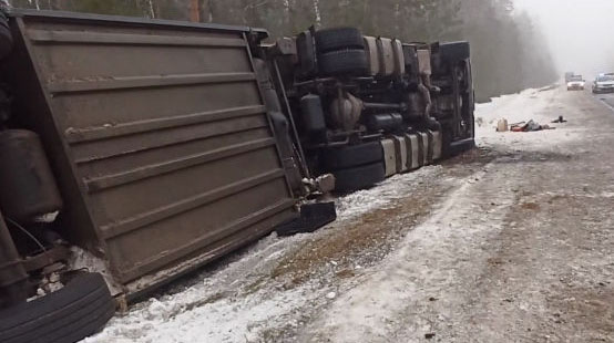 Грузовой DAF с полуприцепом в Бобруйском районе съехал в кювет и опрокинулся (Видео)