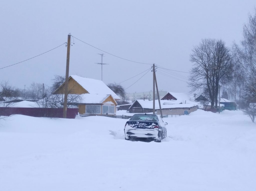 У Крычаве няспынны снегапад абмежаваў рух машын і пешаходаў