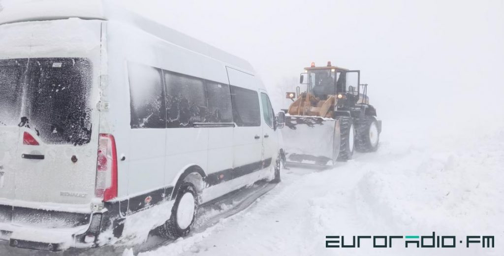 На трасе Мінск — Магілёў маршрутку выкопвалі з сугроба з дапамогай трактара (Фота)