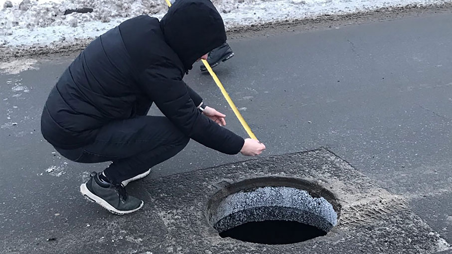 Эхо февральского ДТП: “ничейный” люк на мосту по ул. Королёва в Могилеве