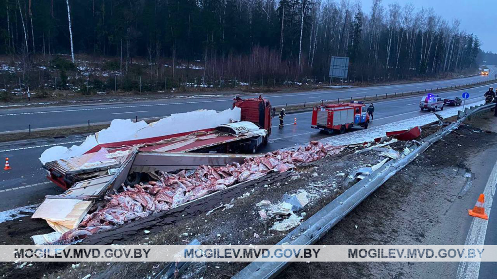 В Бобруйском районе опрокинулся Mercedes-Benz с рефрижератором