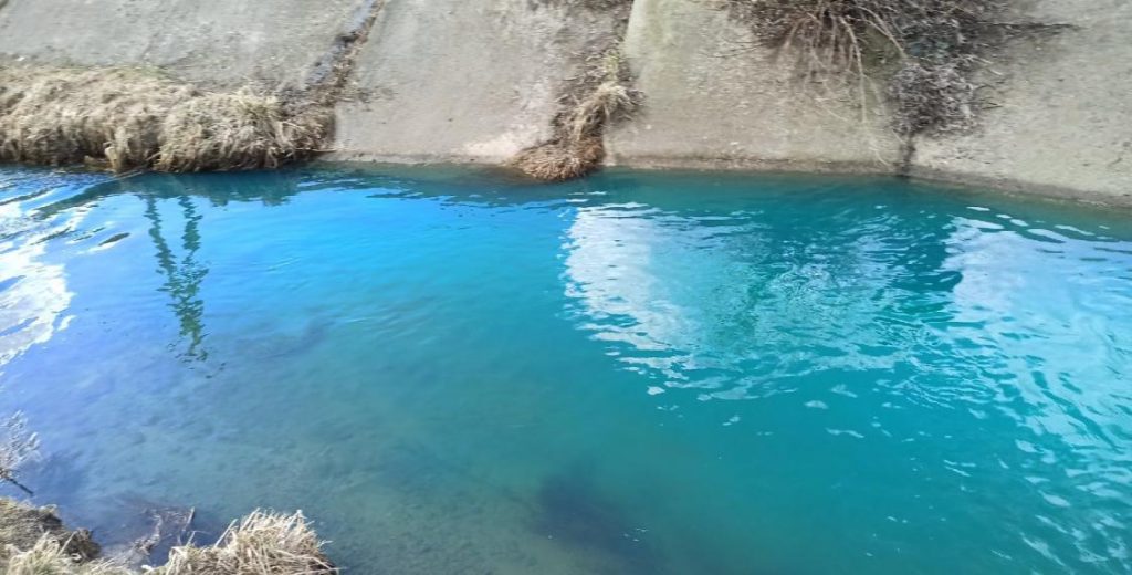 У Магілёве правяраюць рэчку, якая раптоўна стала бірузовай