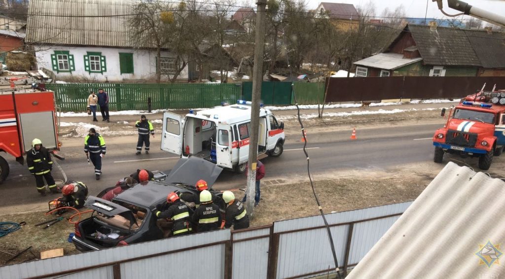 После ДТП в Осиповичах сотрудники МЧС спасли молодую женщину (Фото и видео)