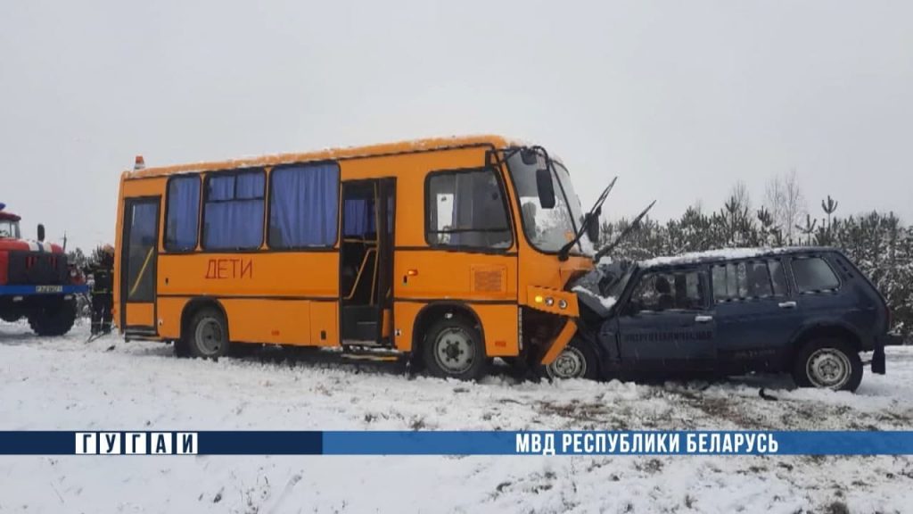 Под Осиповичами «Нива» столкнулась со школьным автобусом