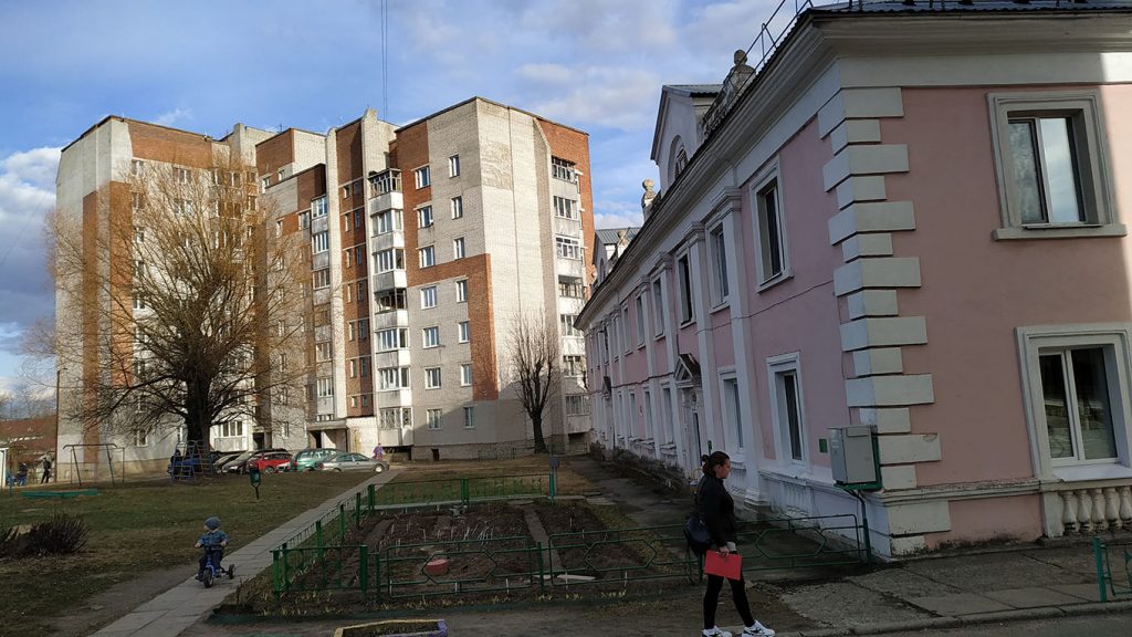 В Могилеве жители жалуются на состояние двора (Видео)