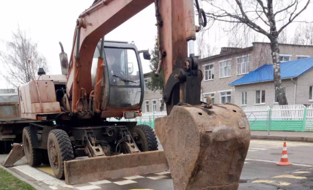 В Горках “лежачих полицейских” приводят в порядок