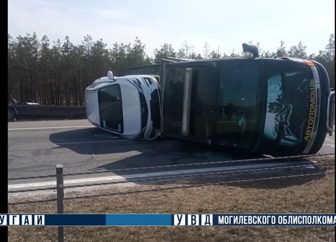 В Белыничском районе опрокинулся автовоз Iveco, перевозивший новые Geely