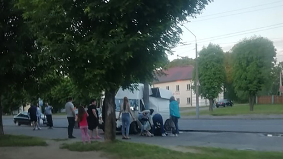 В Могилеве водитель врезался в световую опору