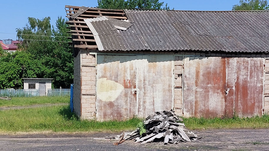 В Краснопольском районе из-за непогоды валило деревья и срывало крыши