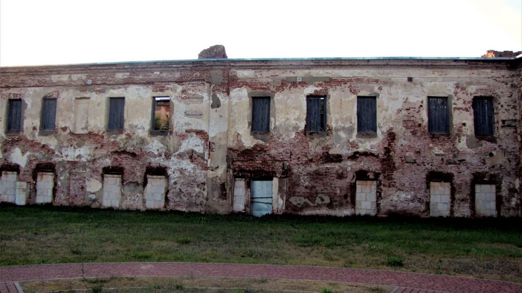 Быховский замок разваливается, но властям, кажется, уже все равно. Фото