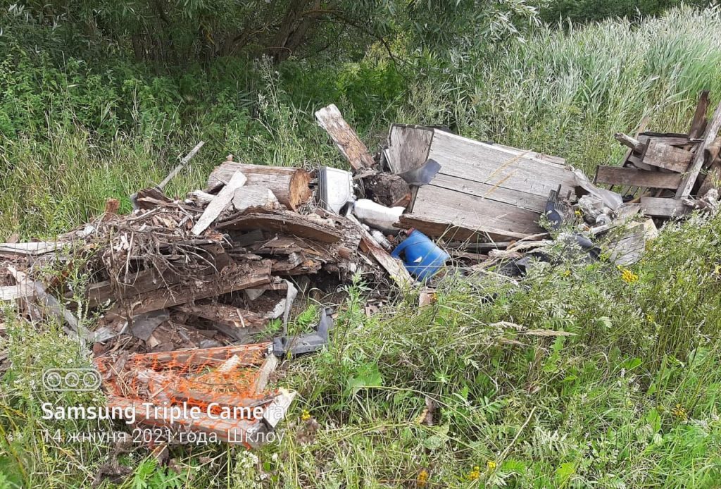 В Шклове появилась несанкционированная свалка мусора около мемориала жертв войны