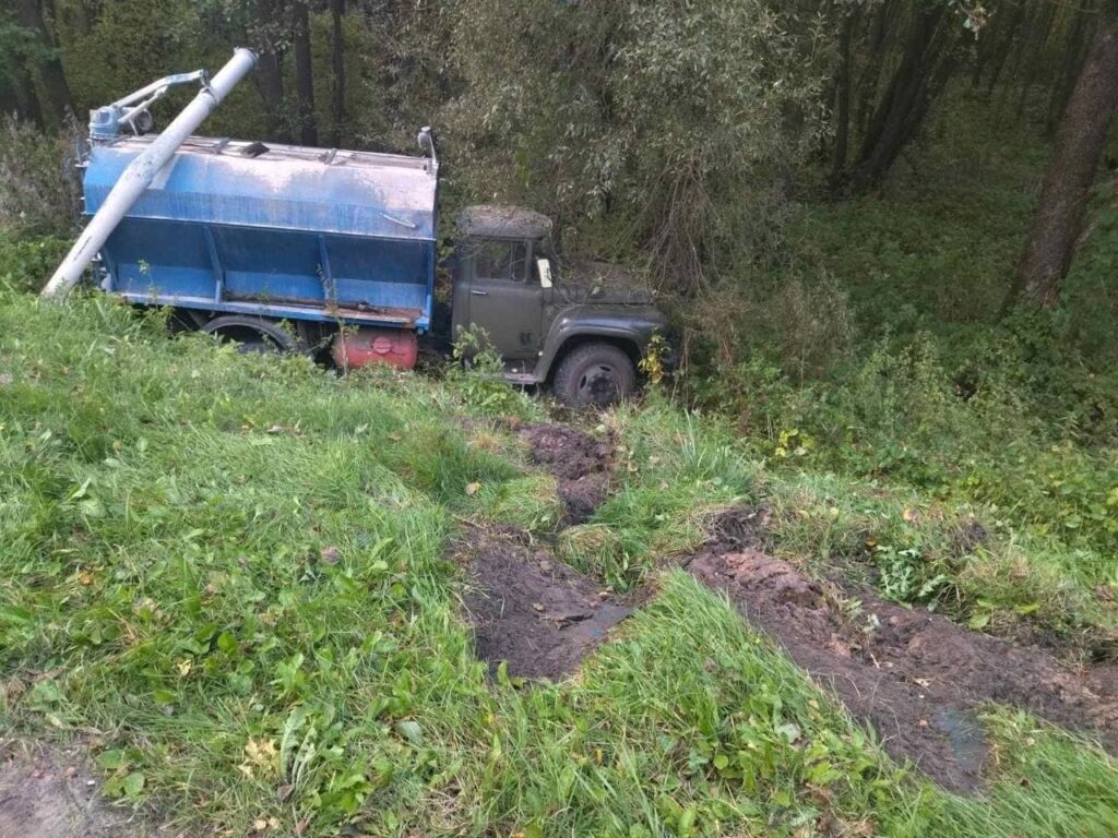 В Климовичском районе при буксировке водитель «ЗИЛ» съехал в кювет