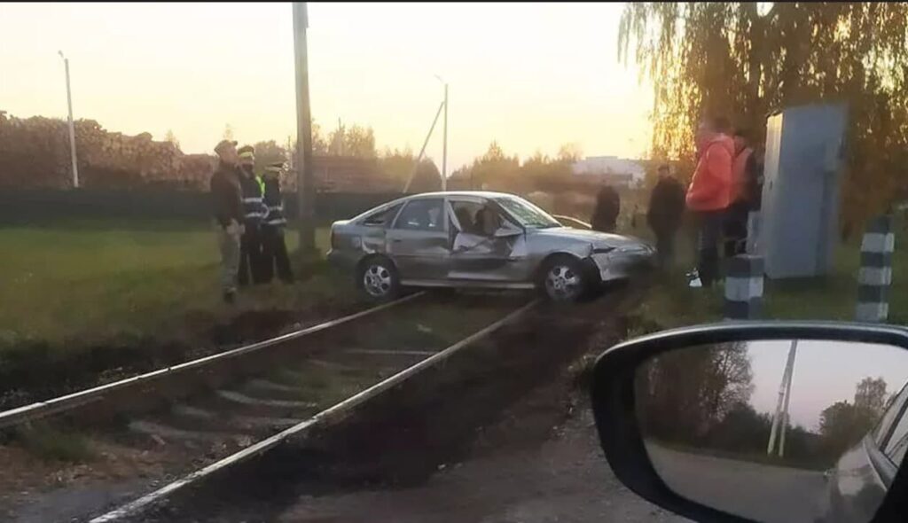 В Горках автомобиль оказался на железнодорожном полотне