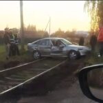 В Горках автомобиль оказался на железнодорожном полотне