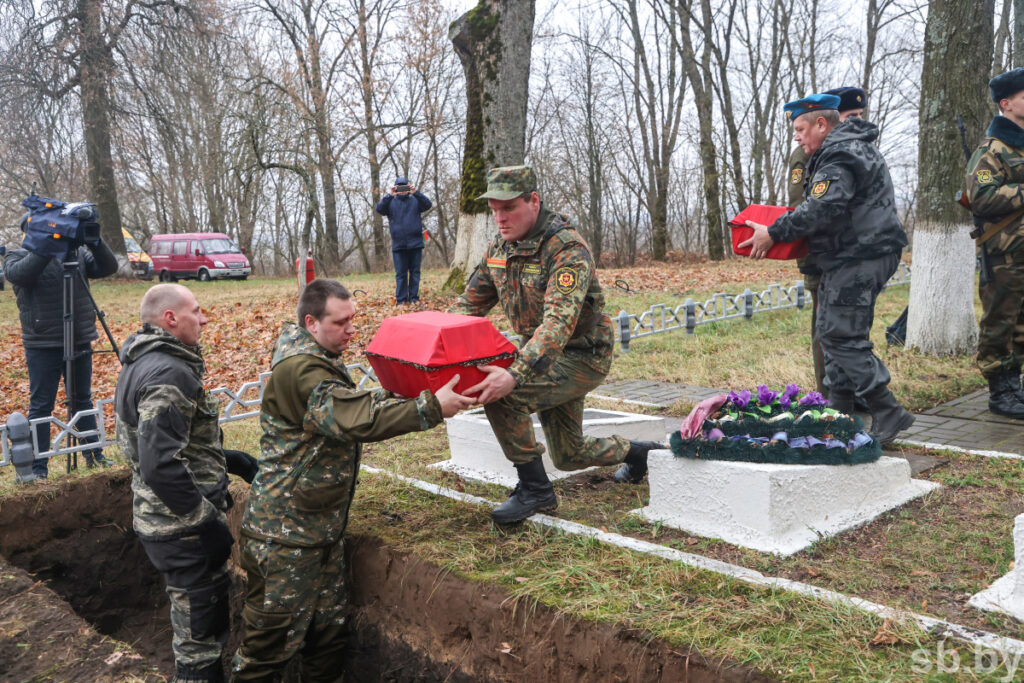 У Слаўгарадскім раёне перазахавалі астанкі герояў, якія загінулі ў гады Вялікай Айчыннай вайны