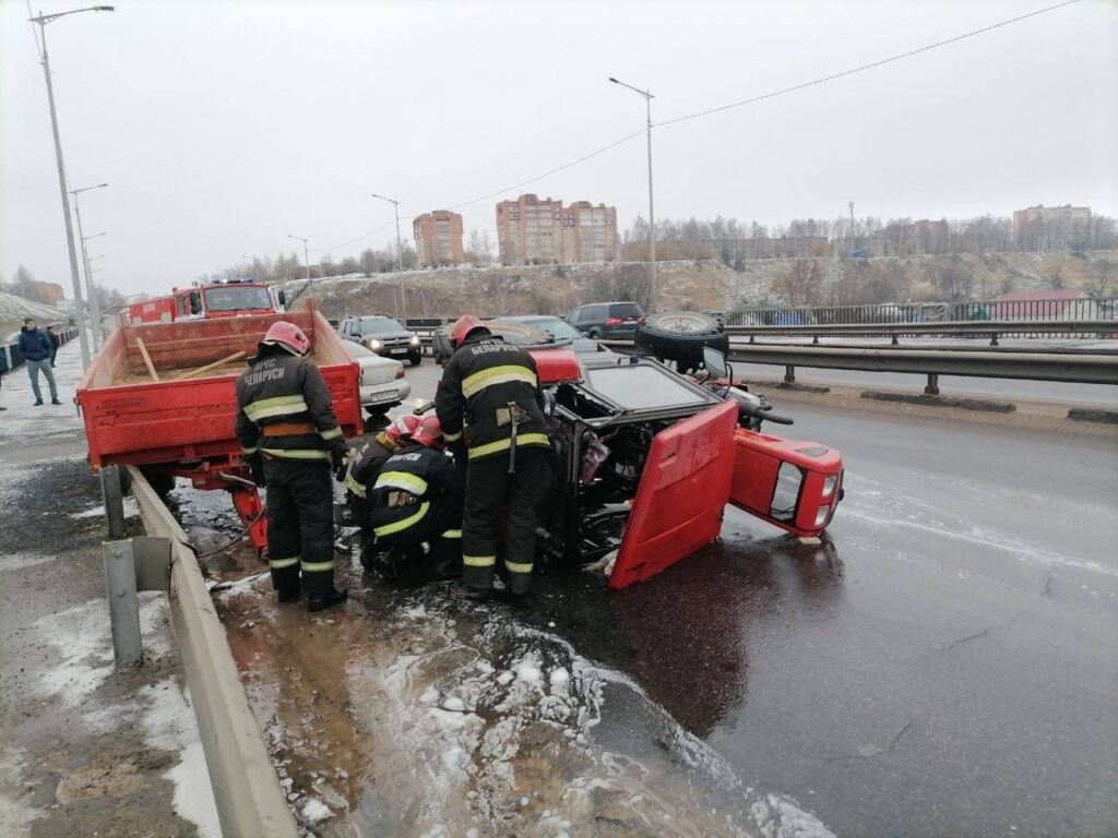 ДТП в Могилеве: на мосту Hyundai врезался в трактор