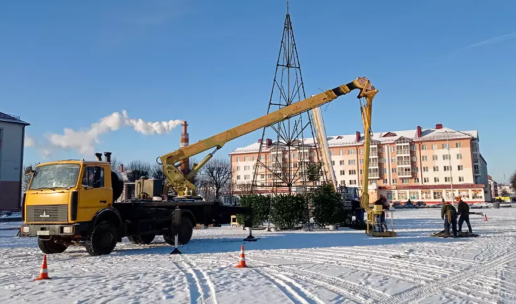 В Горках начали устанавливать новогоднюю елку