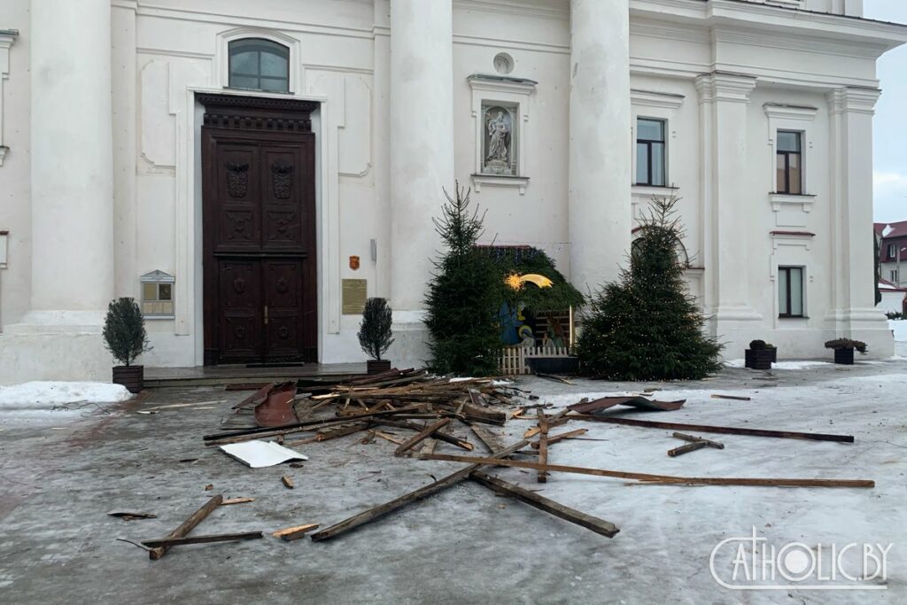 Ураган пашкодзіў гістарычную катэдру ў Магілёве. Біскуп Яшэўскі звяртаецца з просьбай аб дапамозе ў аднаўленні святыні