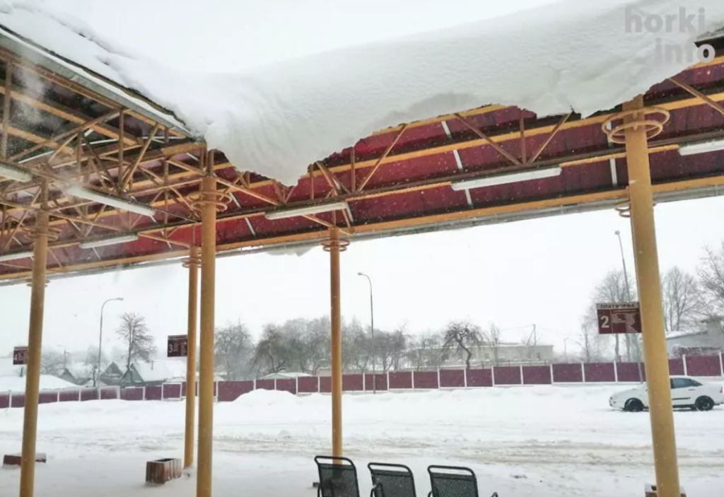 Жителям Горок угрожают сосульки и снег на крышах. Фото