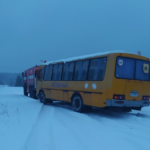 В Быховском районе школьный автобус застрял в снегу на дороге