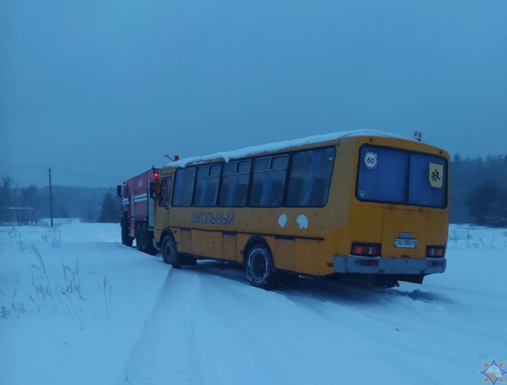 В Быховском районе школьный автобус застрял в снегу на дороге