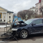 В центре Могилева машина влетела в ограждение